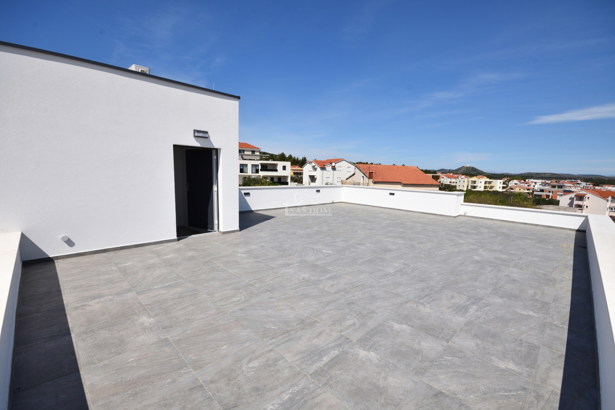 Vodice - Appartamento S4 con terrazza sul tetto, vista panoramica sul mare