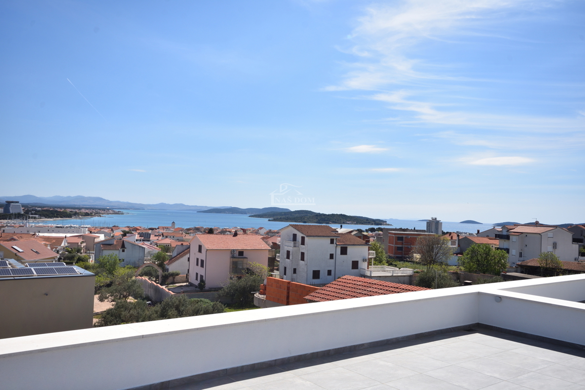 Vodice - Appartamento S4 con terrazza sul tetto, vista panoramica sul mare