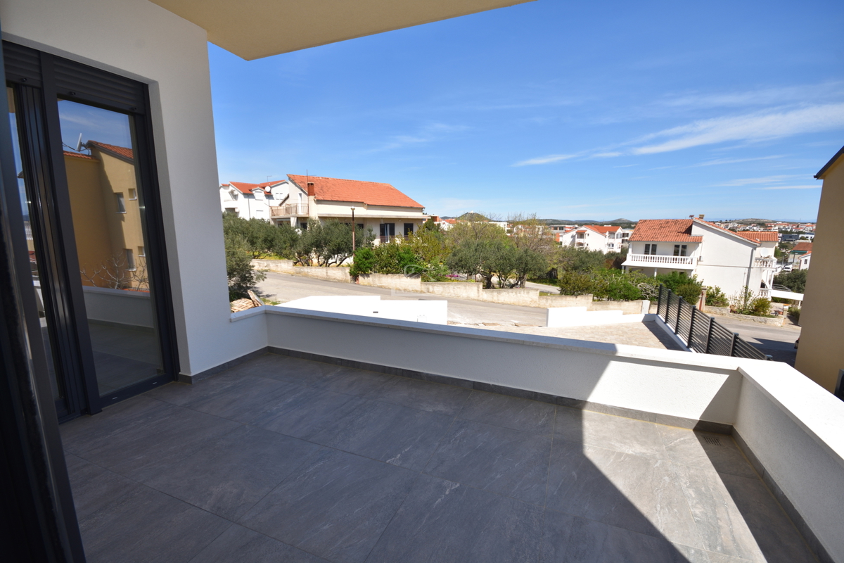 Vodice - Appartamento S4 con terrazza sul tetto, vista panoramica sul mare