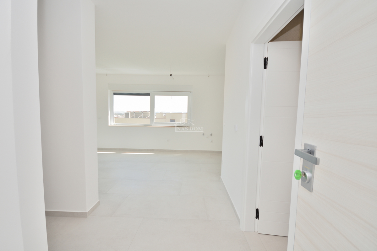 Vodice - Appartamento S4 con terrazza sul tetto, vista panoramica sul mare