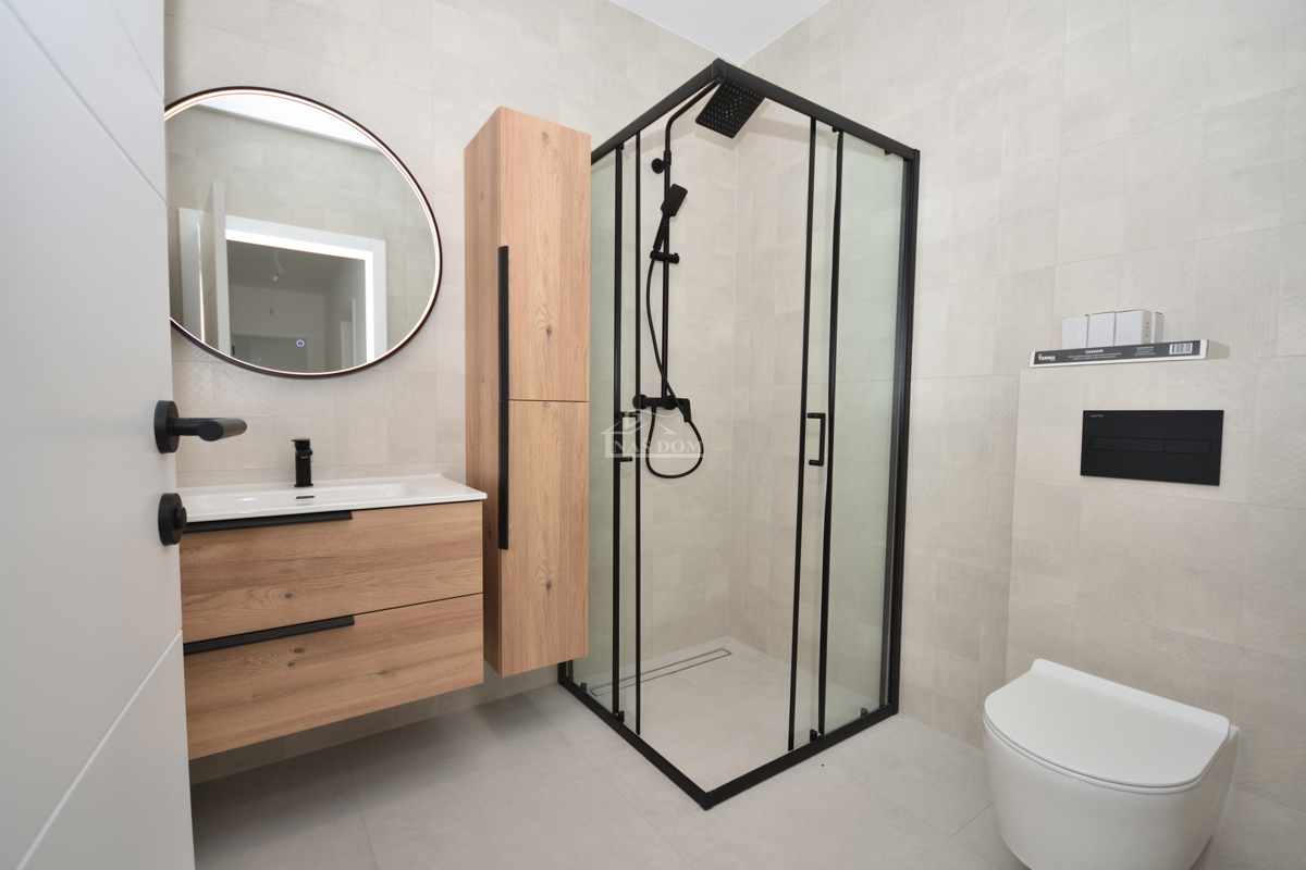 Vodice - Appartamento S4 con terrazza sul tetto, vista panoramica sul mare