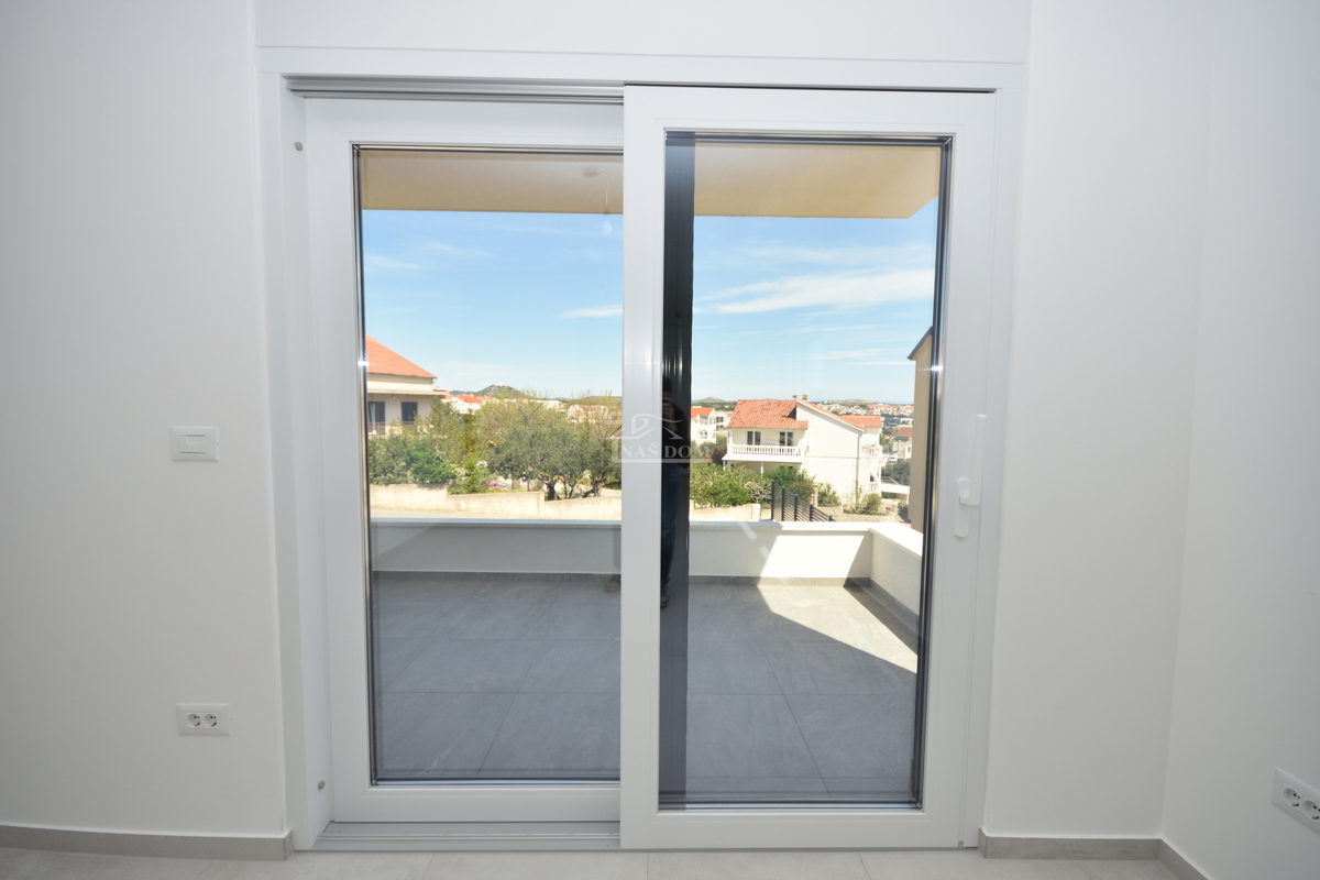 Vodice - Appartamento S4 con terrazza sul tetto, vista panoramica sul mare
