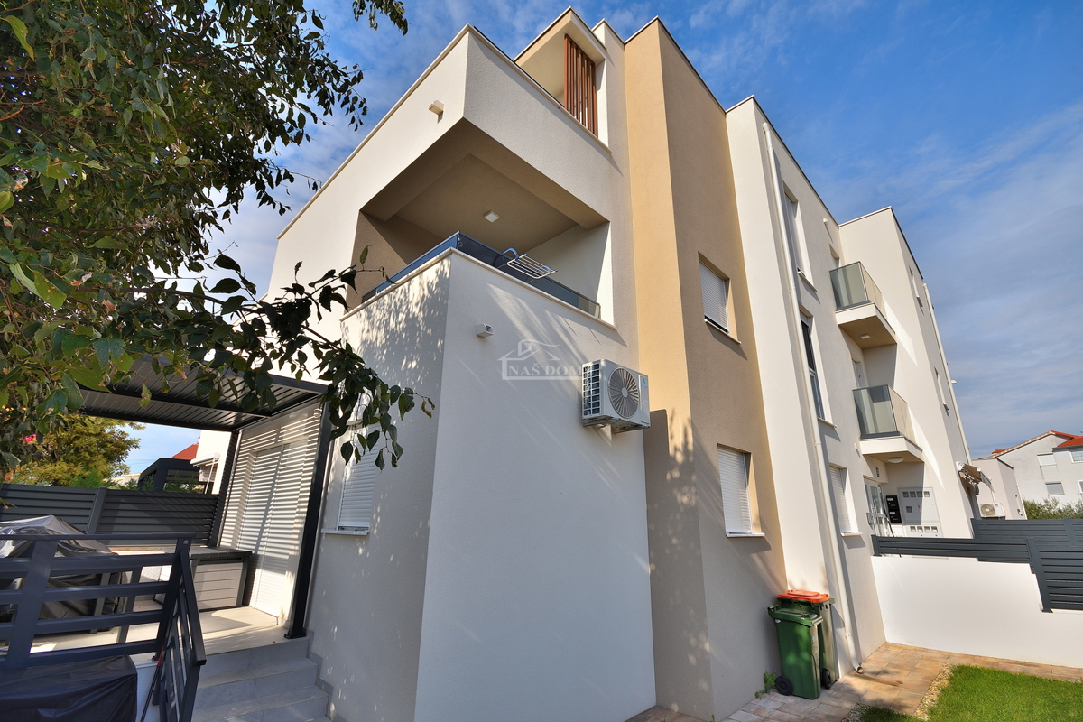 Vodice - appartamento arredato con due camere vicino al centro di Vodice