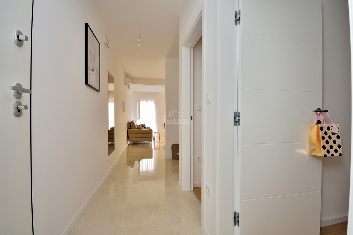 Vodice - appartamento arredato con due camere vicino al centro di Vodice