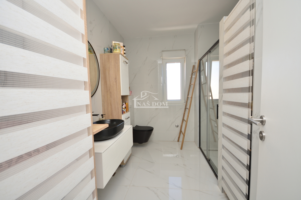 Vodice - Casa bifamiliare completamente arredata in una posizione tranquilla