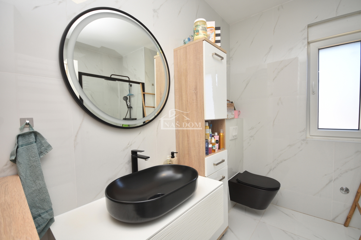 Vodice - Casa bifamiliare completamente arredata in una posizione tranquilla