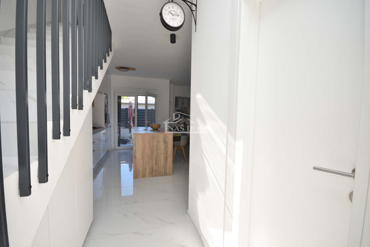 Vodice - Casa bifamiliare completamente arredata in una posizione tranquilla