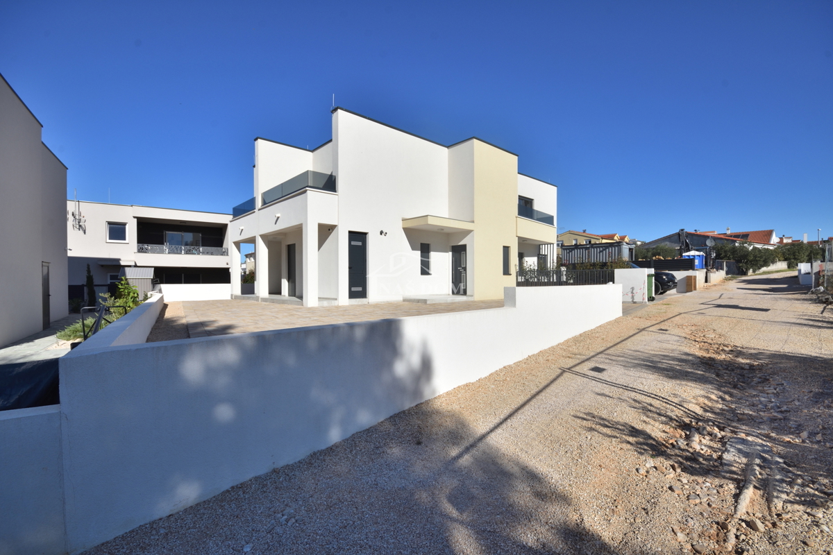 Vodice - Casa bifamiliare completamente arredata in una posizione tranquilla