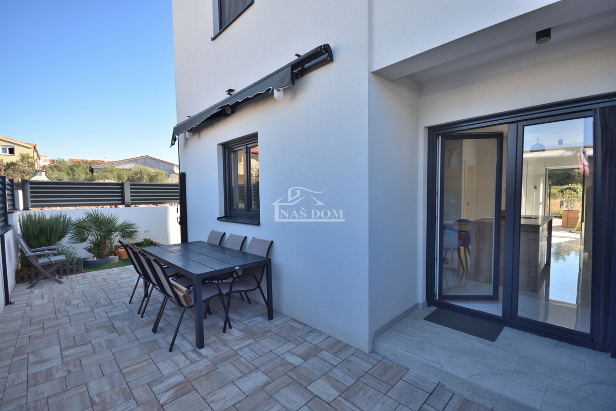 Vodice - Casa bifamiliare completamente arredata in una posizione tranquilla