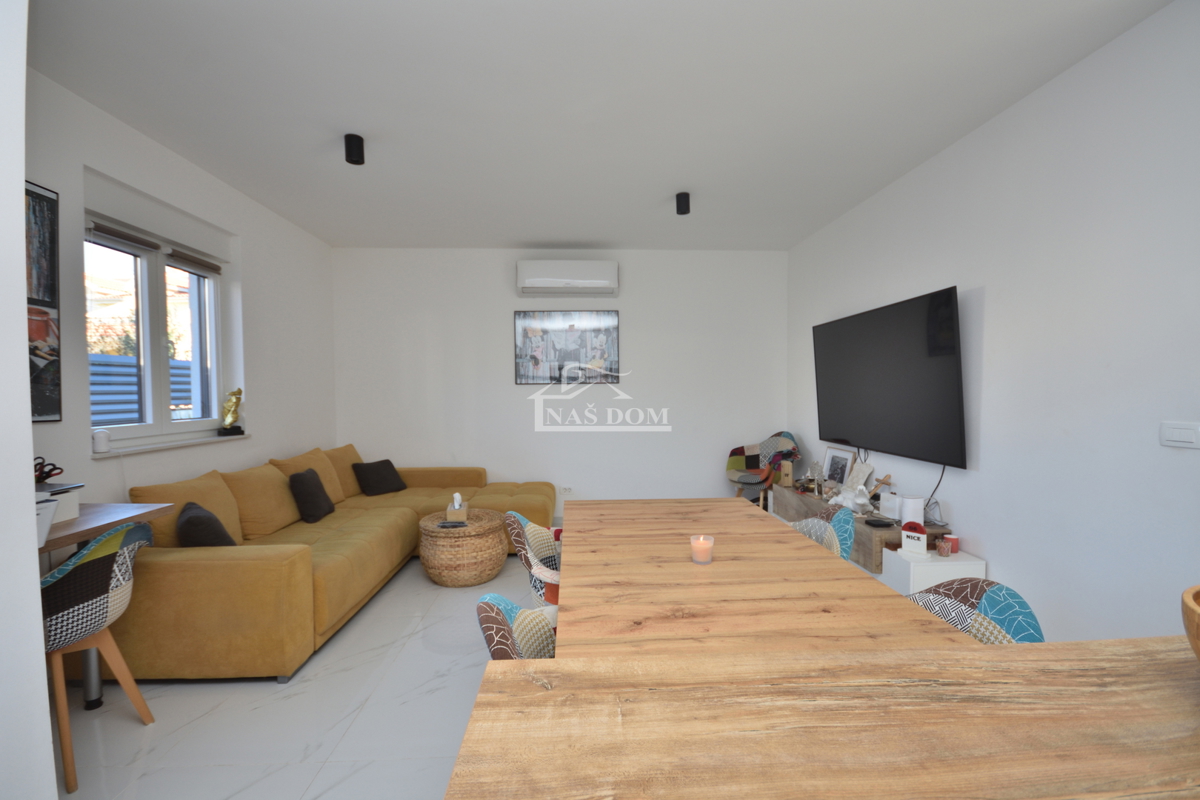 Vodice - Casa bifamiliare completamente arredata in una posizione tranquilla