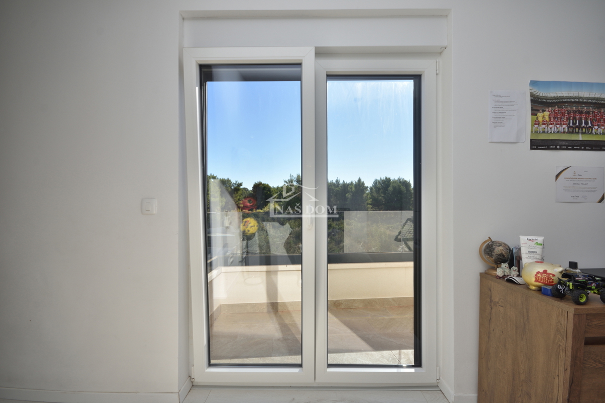 Vodice - Casa bifamiliare completamente arredata in una posizione tranquilla