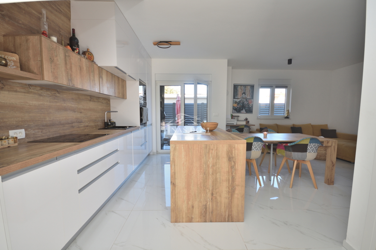 Vodice - Casa bifamiliare completamente arredata in una posizione tranquilla