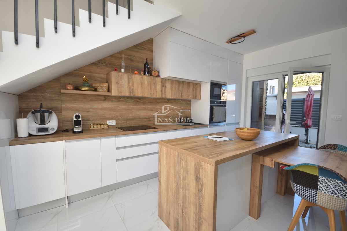 Vodice - Casa bifamiliare completamente arredata in una posizione tranquilla