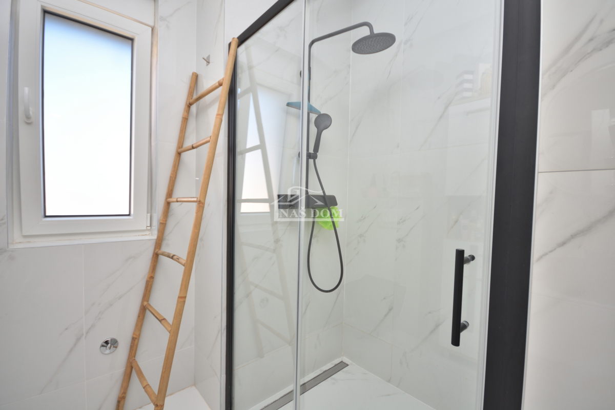 Vodice - Casa bifamiliare completamente arredata in una posizione tranquilla