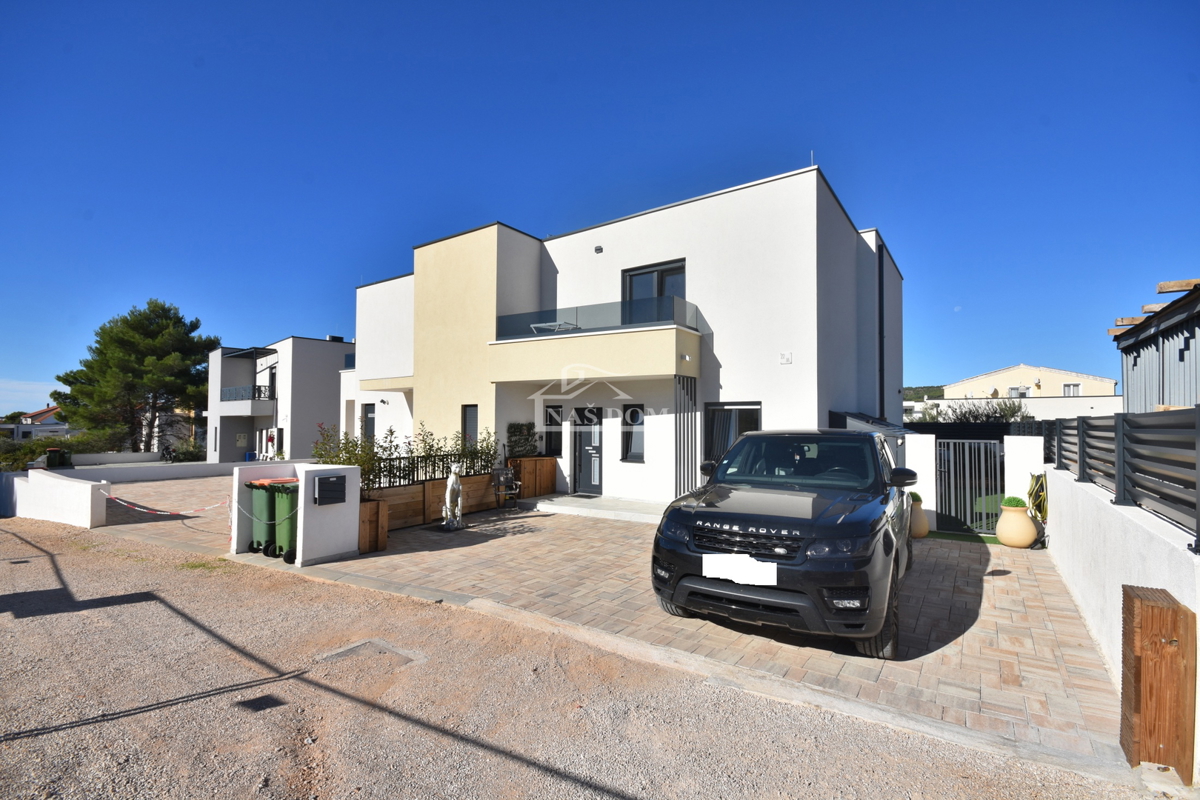 Vodice - Casa bifamiliare completamente arredata in una posizione tranquilla