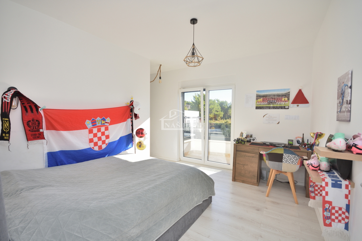 Vodice - Casa bifamiliare completamente arredata in una posizione tranquilla