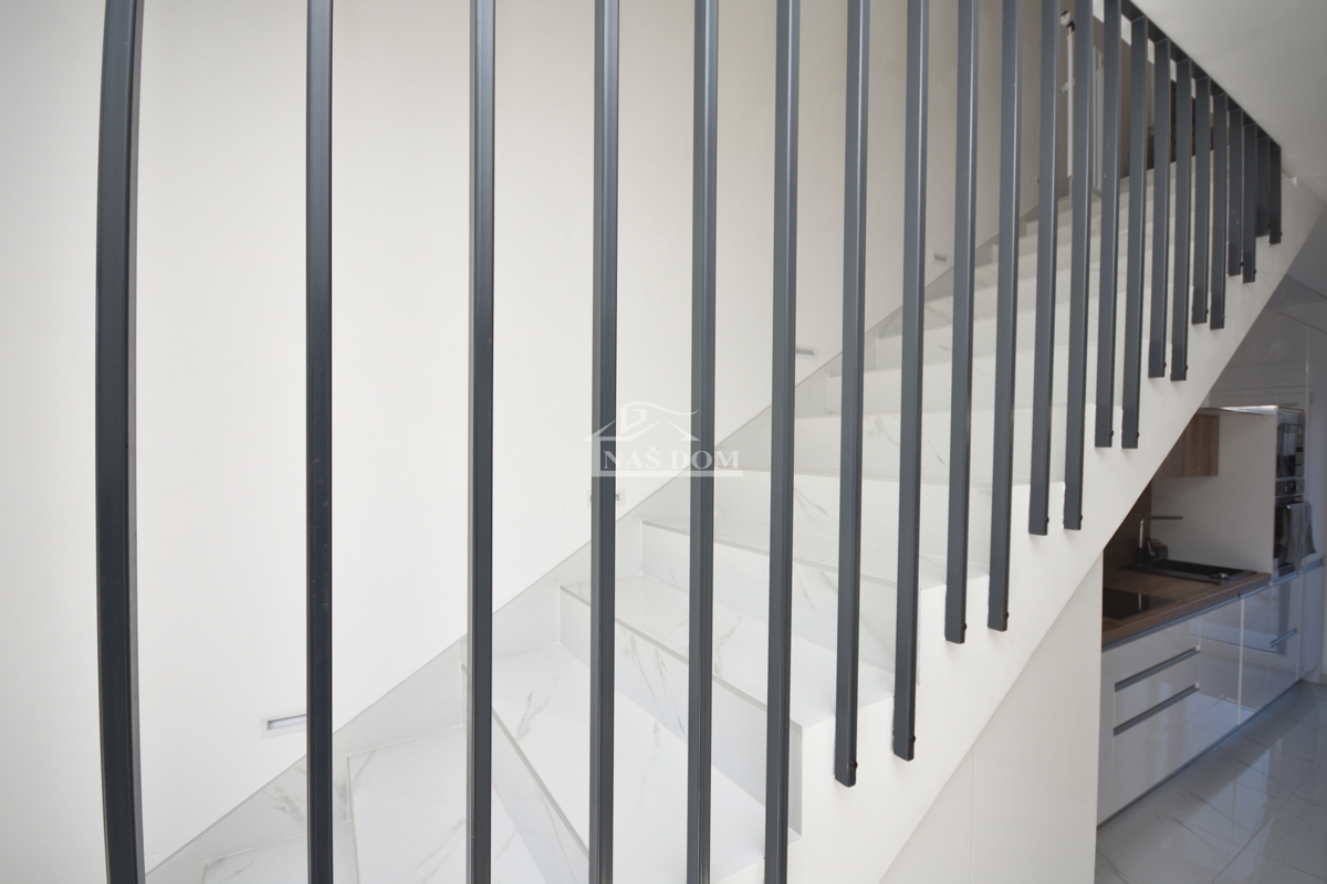 Vodice - Casa bifamiliare completamente arredata in una posizione tranquilla