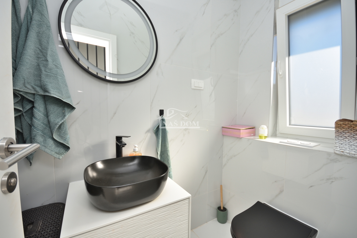 Vodice - Casa bifamiliare completamente arredata in una posizione tranquilla