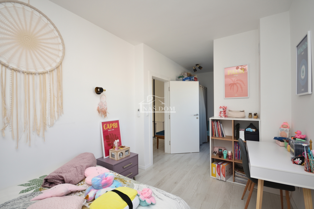 Vodice - Casa bifamiliare completamente arredata in una posizione tranquilla