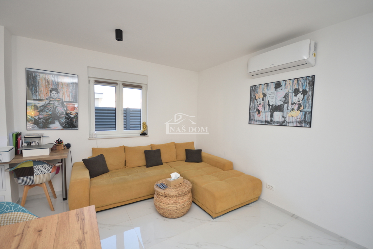 Vodice - Casa bifamiliare completamente arredata in una posizione tranquilla