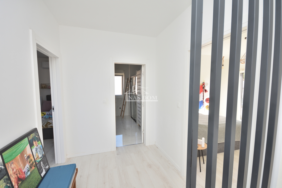 Vodice - Casa bifamiliare completamente arredata in una posizione tranquilla