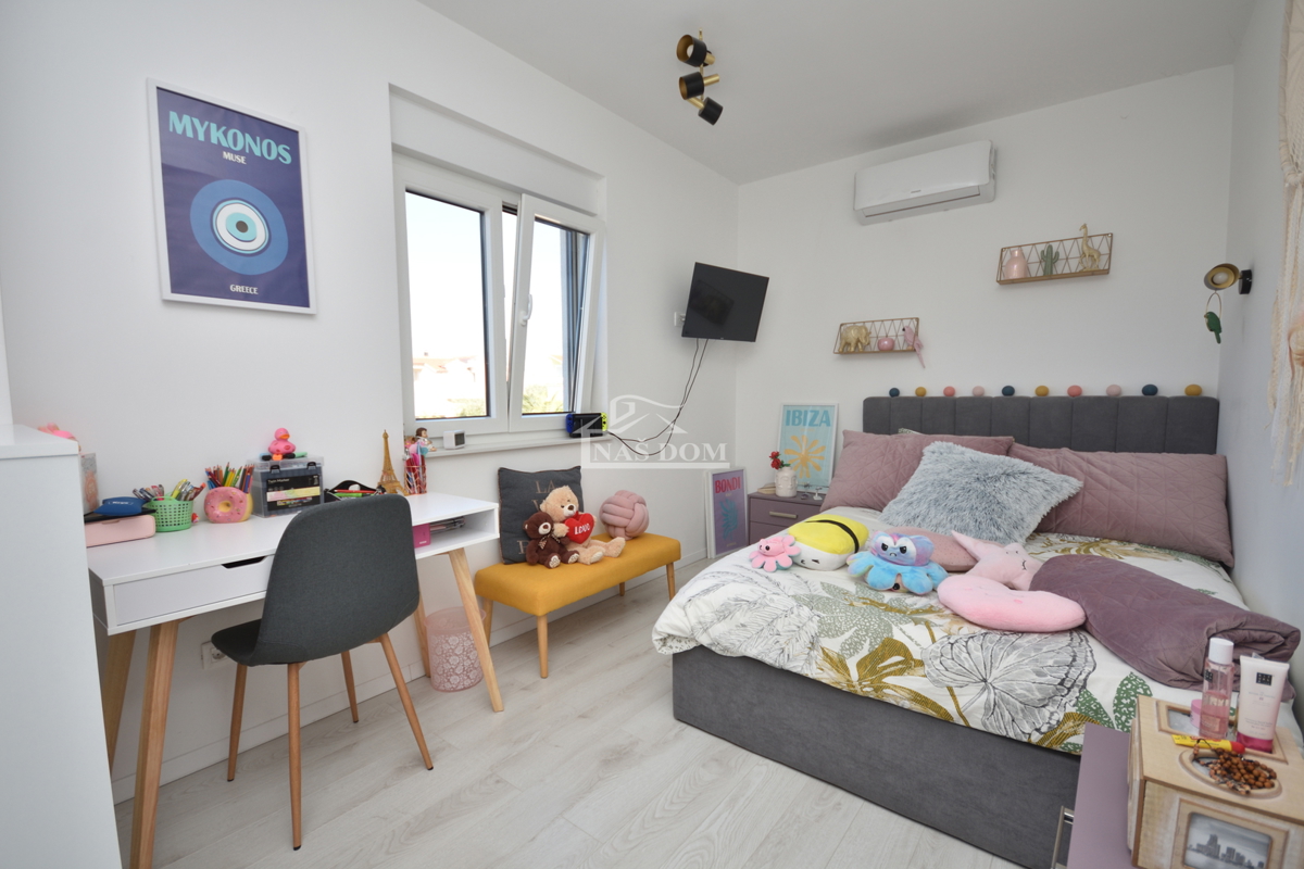 Vodice - Casa bifamiliare completamente arredata in una posizione tranquilla