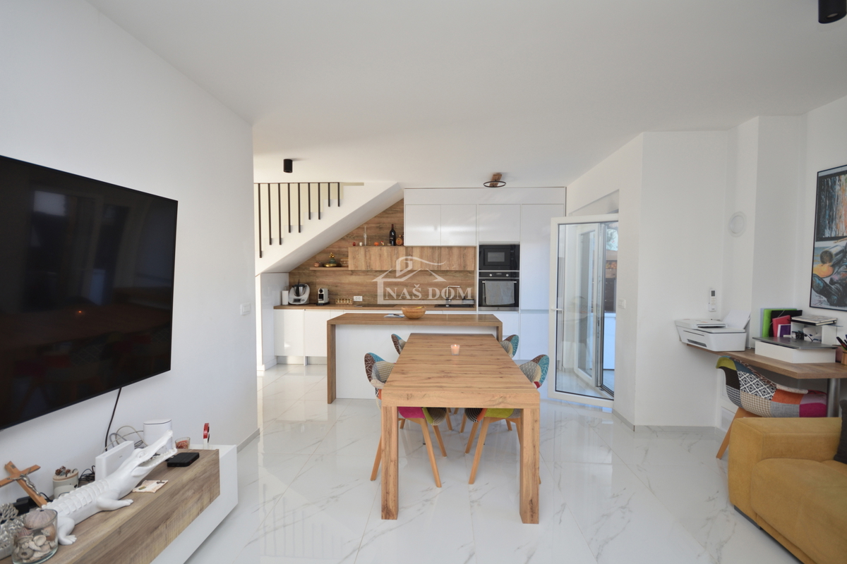 Vodice - Casa bifamiliare completamente arredata in una posizione tranquilla