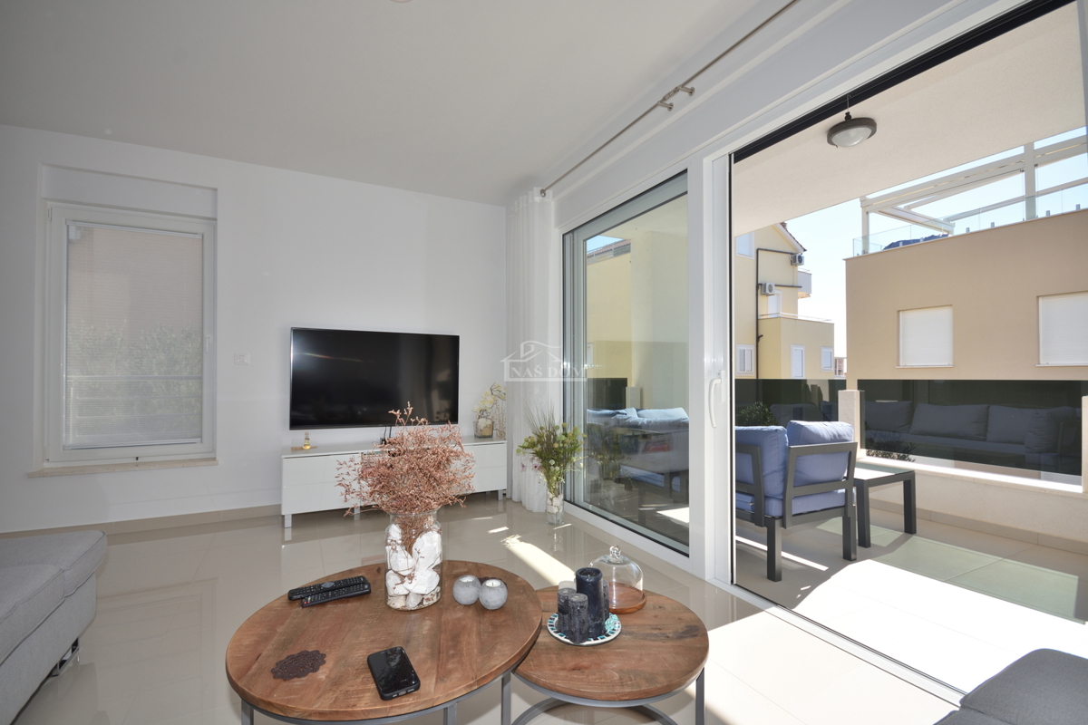 Vodice - Appartamento al piano rialzato di nuova costruzione, posizione eccellente