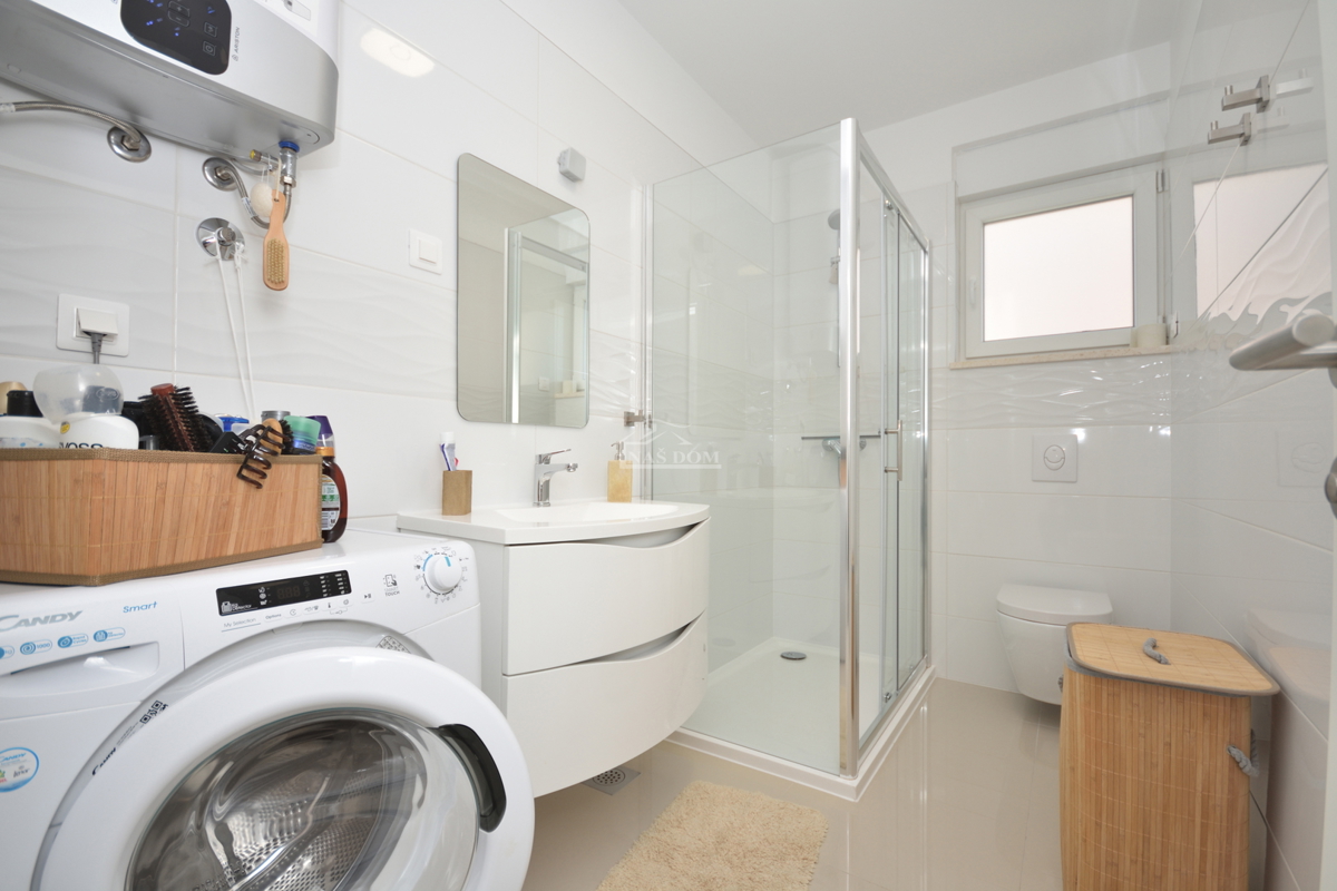 Vodice - Appartamento al piano rialzato di nuova costruzione, posizione eccellente