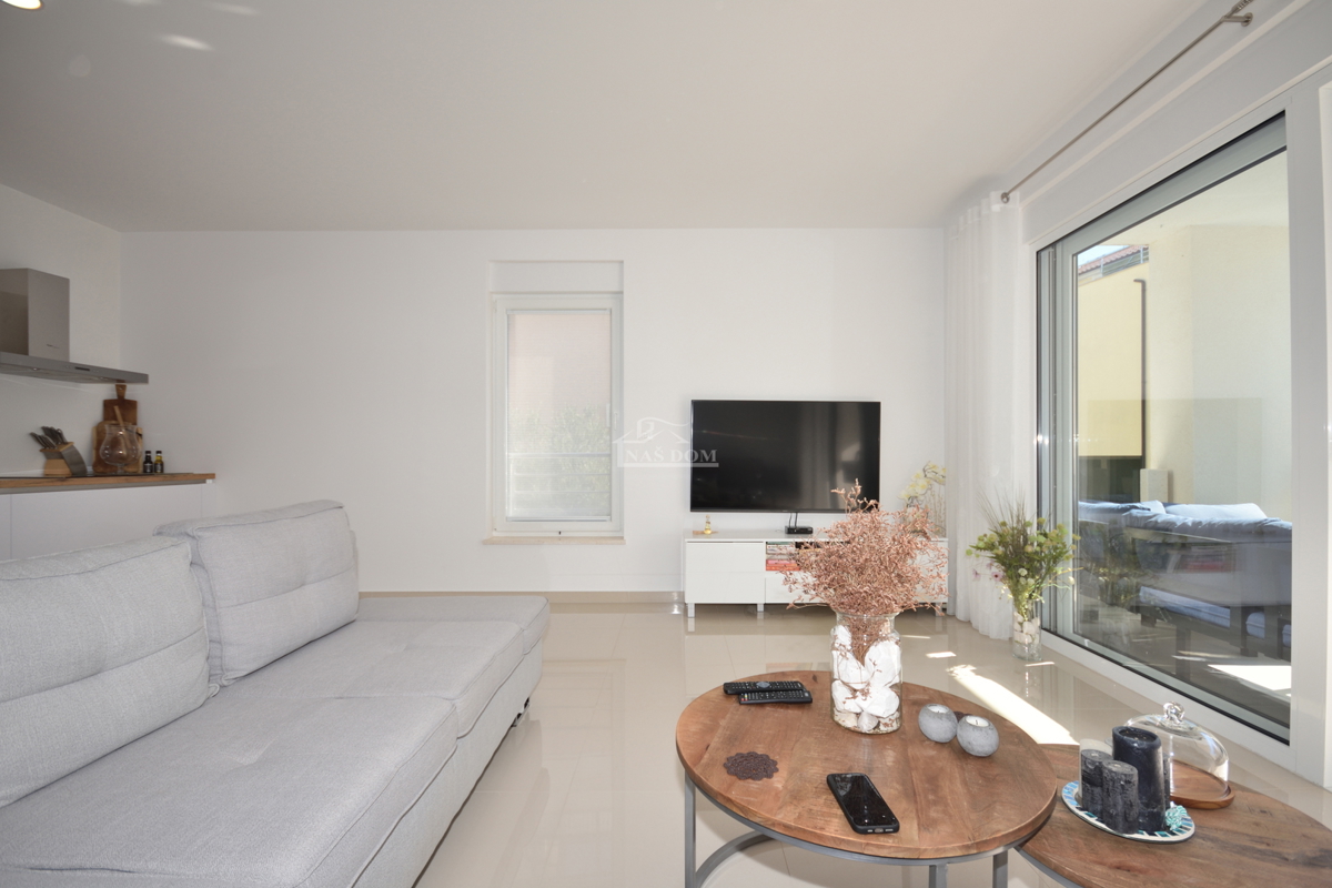 Vodice - Appartamento al piano rialzato di nuova costruzione, posizione eccellente