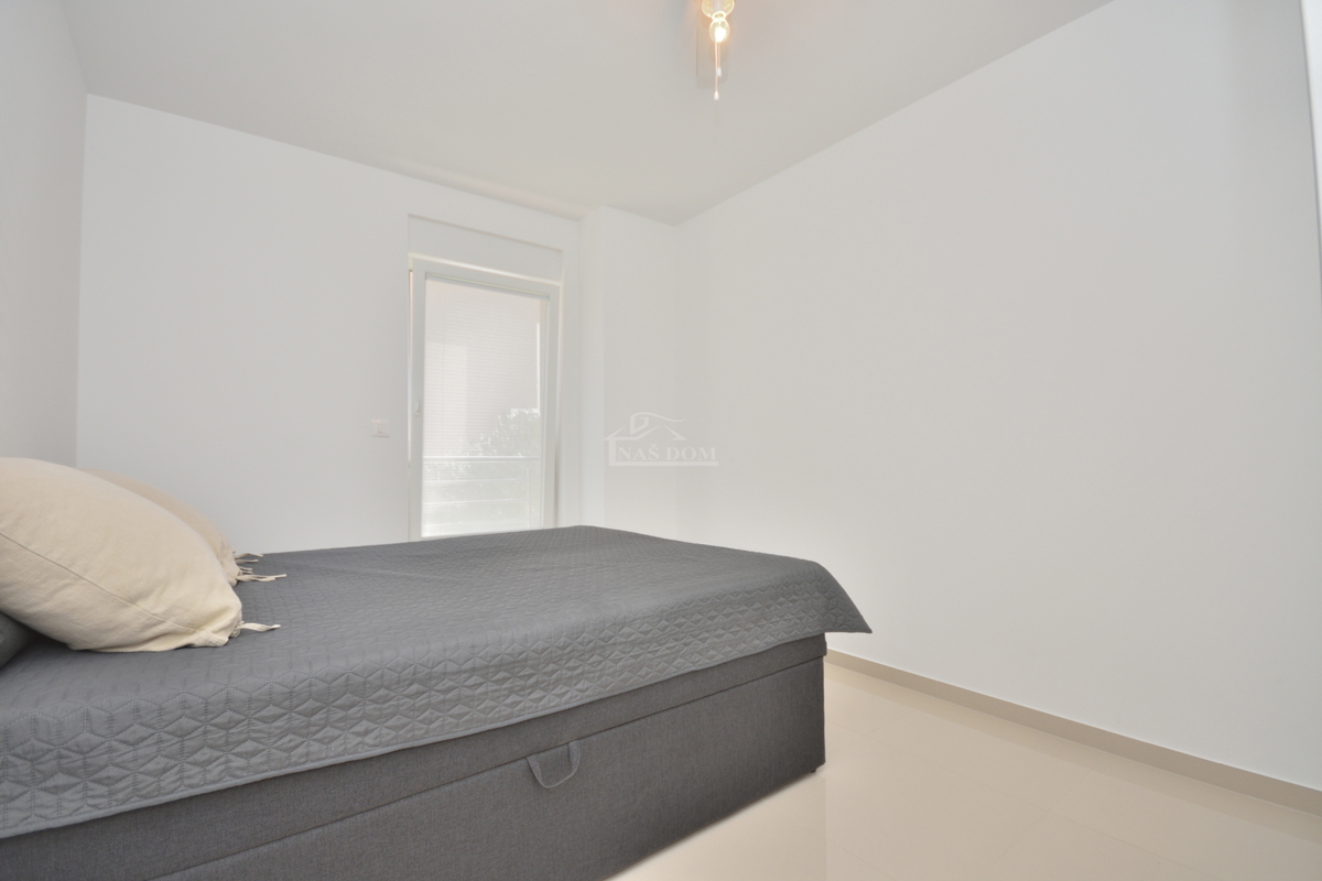 Vodice - Appartamento al piano rialzato di una costruzione nuova, posizione eccellente