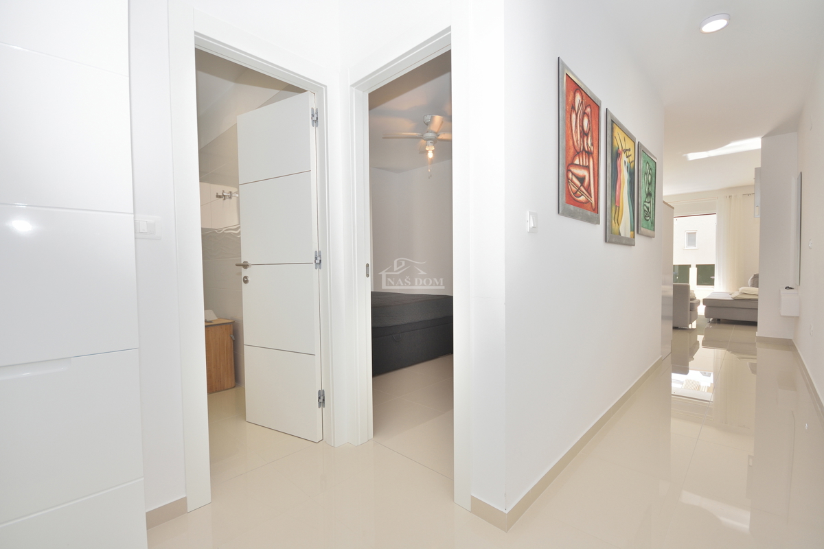 Vodice - Appartamento al piano rialzato di nuova costruzione, posizione eccellente