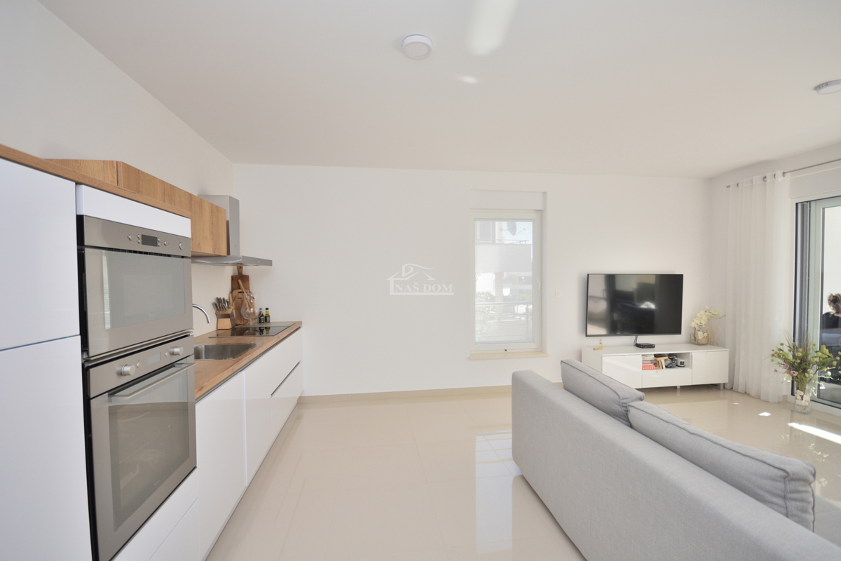 Vodice - Appartamento al piano rialzato di nuova costruzione, posizione eccellente