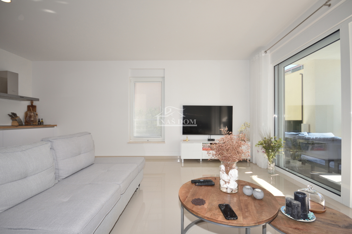 Vodice - Appartamento al piano rialzato di una costruzione nuova, posizione eccellente