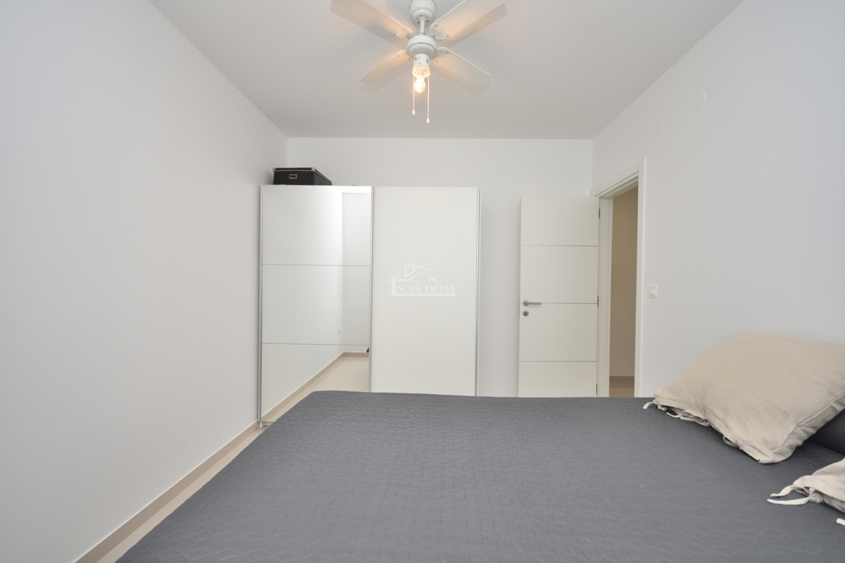 Vodice - Appartamento al piano rialzato di nuova costruzione, posizione eccellente