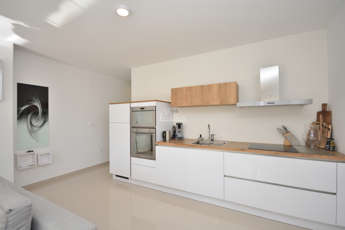 Vodice - Appartamento al piano rialzato di nuova costruzione, posizione eccellente