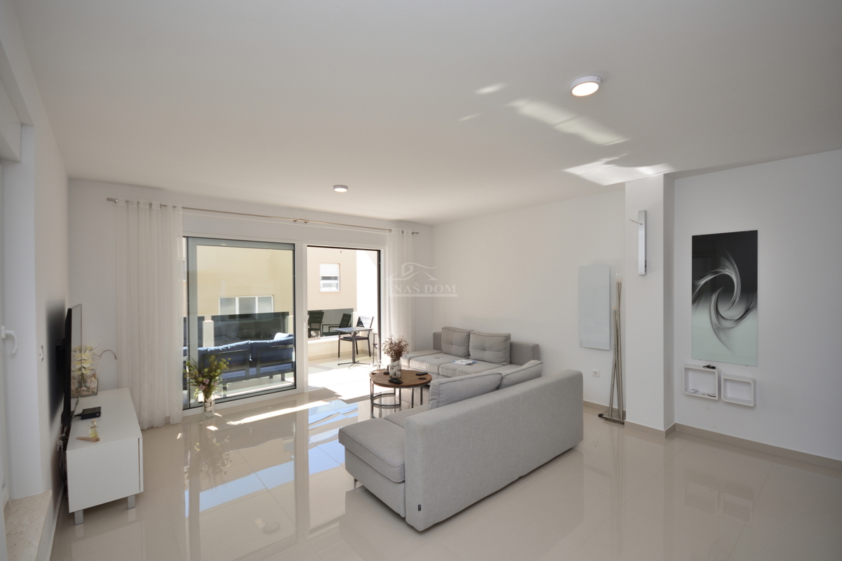 Vodice - Appartamento al piano rialzato di una costruzione nuova, posizione eccellente