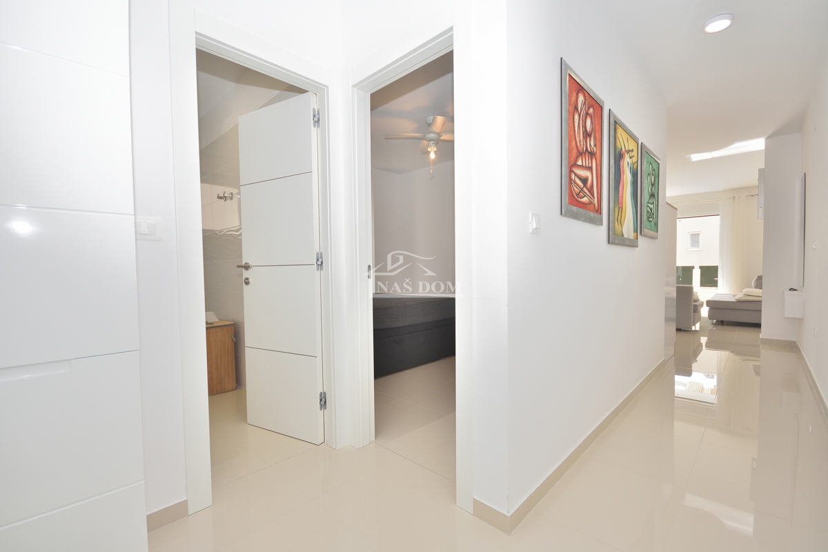 Vodice - Appartamento al piano rialzato di una costruzione nuova, posizione eccellente