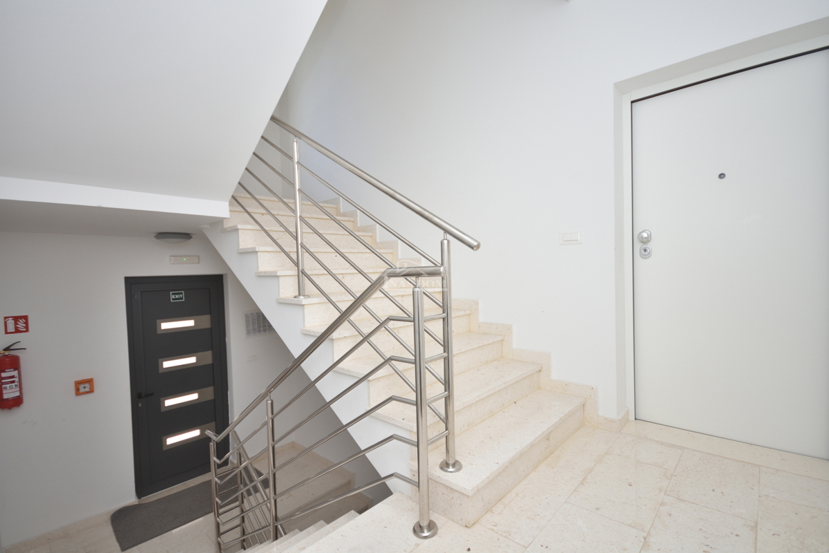 Vodice - Appartamento al piano rialzato di nuova costruzione, posizione eccellente