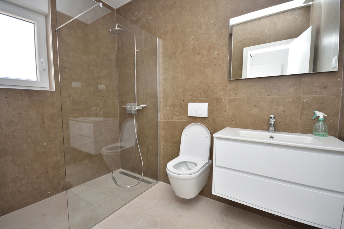 Vodice, Srima - Doppia casa S1 con piscina, a 270 m dalla spiaggia