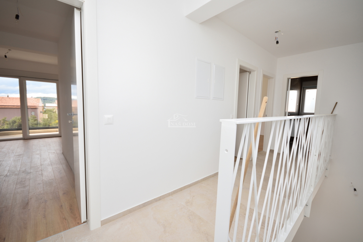 Vodice, Srima - Doppia casa S1 con piscina, a 270 m dalla spiaggia