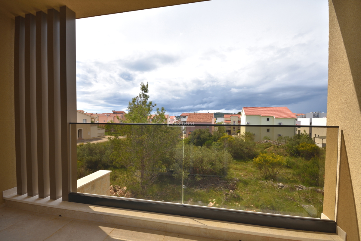 Vodice, Srima - Doppia casa S1 con piscina, a 270 m dalla spiaggia