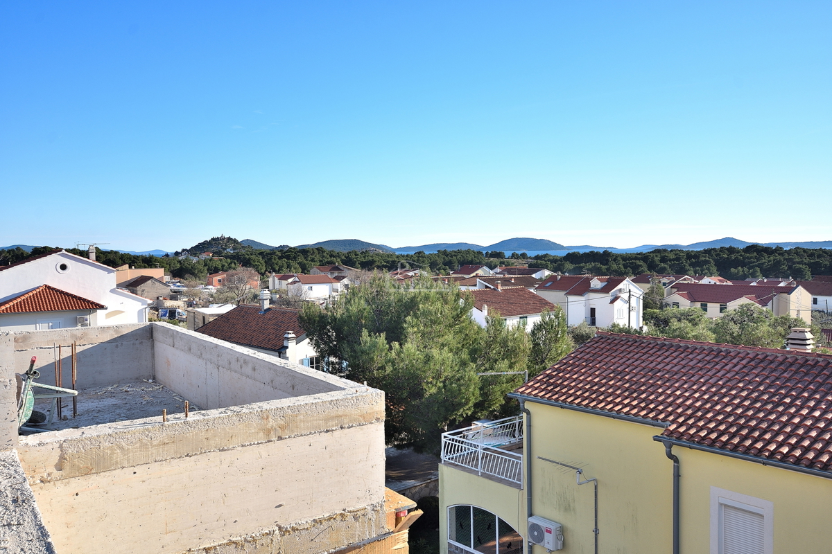 Tribunj, Sovlje - appartamento con terrazza sul tetto, vista mare