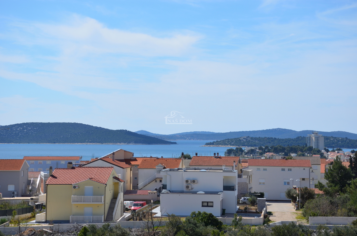 Vodice - Appartamento di lusso su due piani S2 con piscina e giardino, vista mare