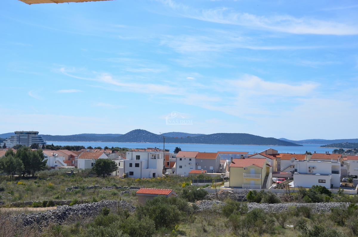 Vodice - Appartamento di lusso su due piani S2 con piscina e giardino, vista mare