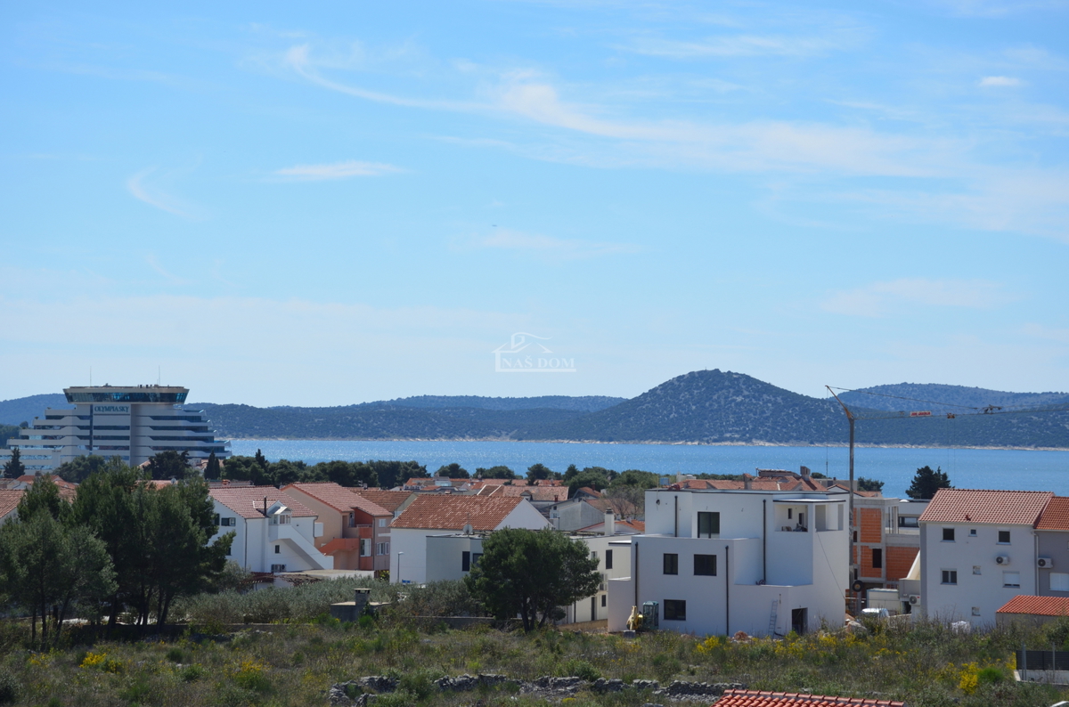Vodice - Appartamento di lusso su due piani S2 con piscina e giardino, vista mare