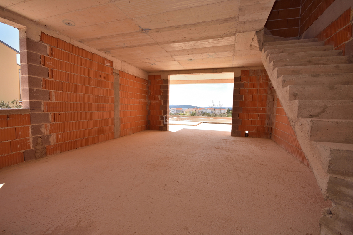 Vodice - Appartamento di lusso su due piani S2 con piscina e giardino, vista mare