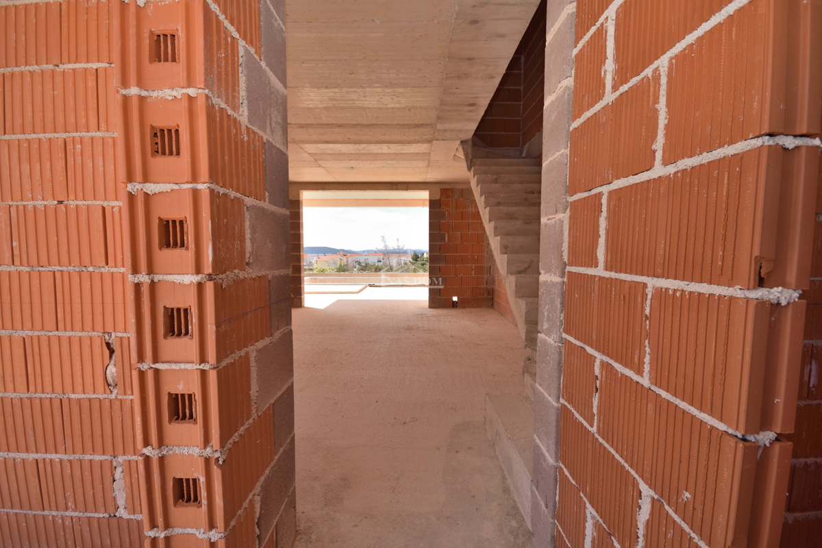 Vodice - Appartamento di lusso su due piani S2 con piscina e giardino, vista mare