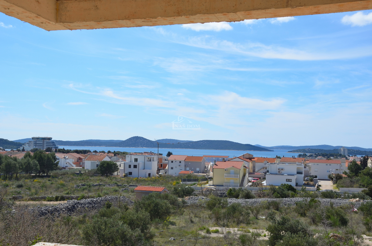 Vodice - Appartamento di lusso su due piani S2 con piscina e giardino, vista mare