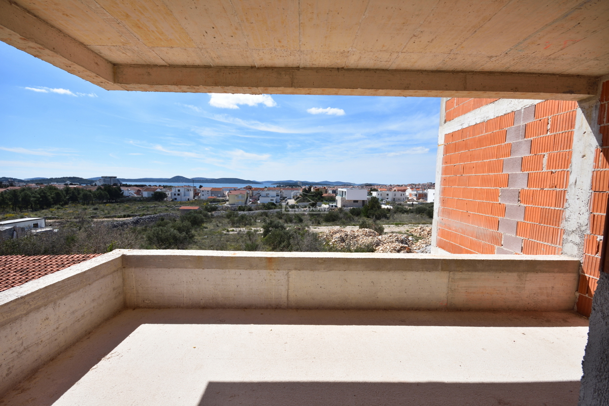 Vodice - Appartamento di lusso su due piani S2 con piscina e giardino, vista mare